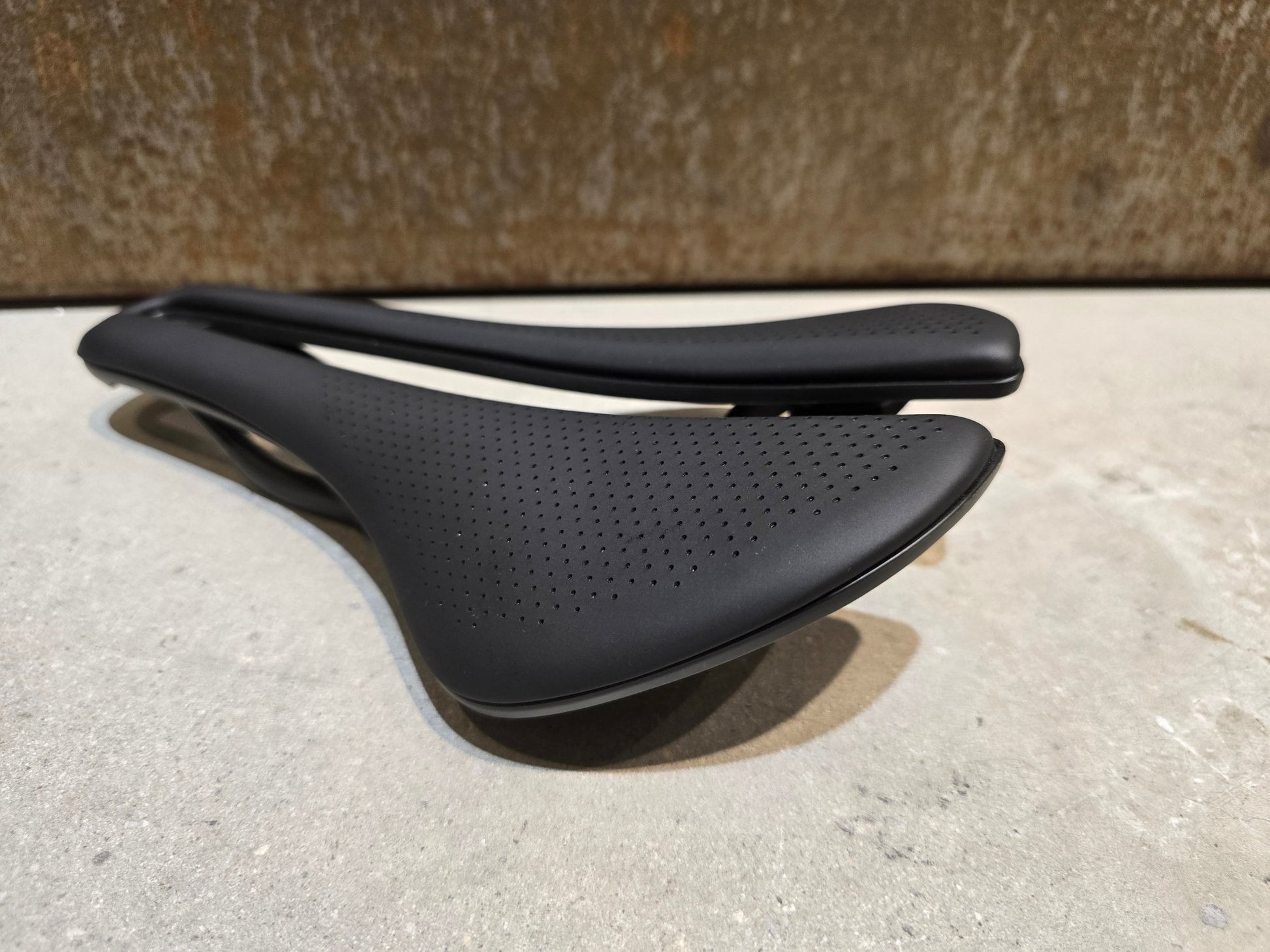Sattel von Bontrager, BONTRAGER AEOLUS PRO SATTEL 145MM vor USEDBIKES - OB.DE Hintergrund