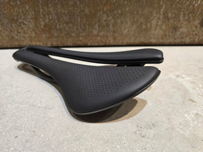 Sattel von Bontrager, BONTRAGER AEOLUS PRO SATTEL 145MM vor USEDBIKES - OB.DE Hintergrund