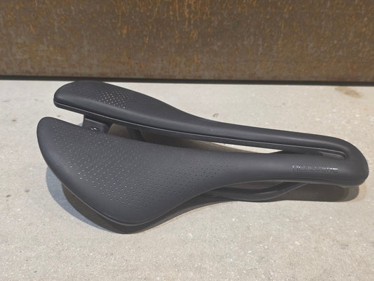 Sattel von Bontrager, BONTRAGER AEOLUS PRO SATTEL 145MM vor USEDBIKES - OB.DE Hintergrund