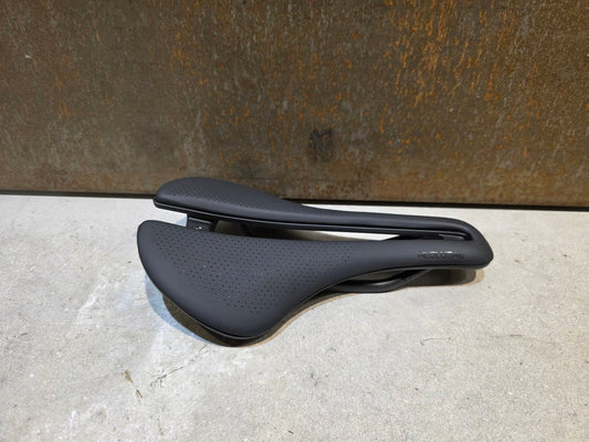 Sattel von Bontrager, BONTRAGER AEOLUS PRO SATTEL 155MM vor USEDBIKES - OB.DE Hintergrund