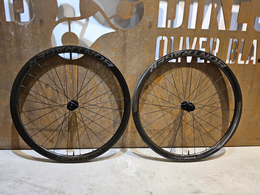 Laufrad/Laufradsatz von Bontrager, BONTRAGER AEOLUS RSL 37 TLR LAUFRADSATZ DISC vor USEDBIKES - OB.DE Hintergrund