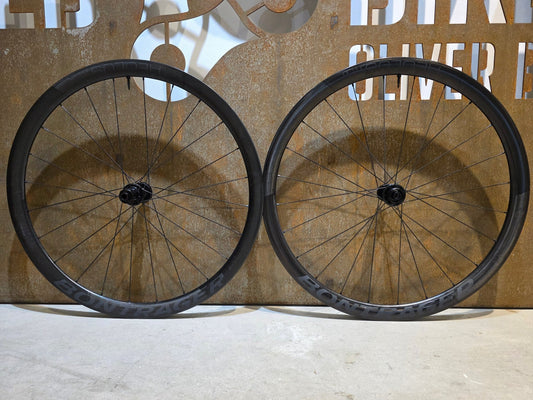 Laufrad/Laufradsatz von Bontrager, BONTRAGER AEOLUS RSL 37 TLR LAUFRADSATZ DISC vor USEDBIKES - OB.DE Hintergrund