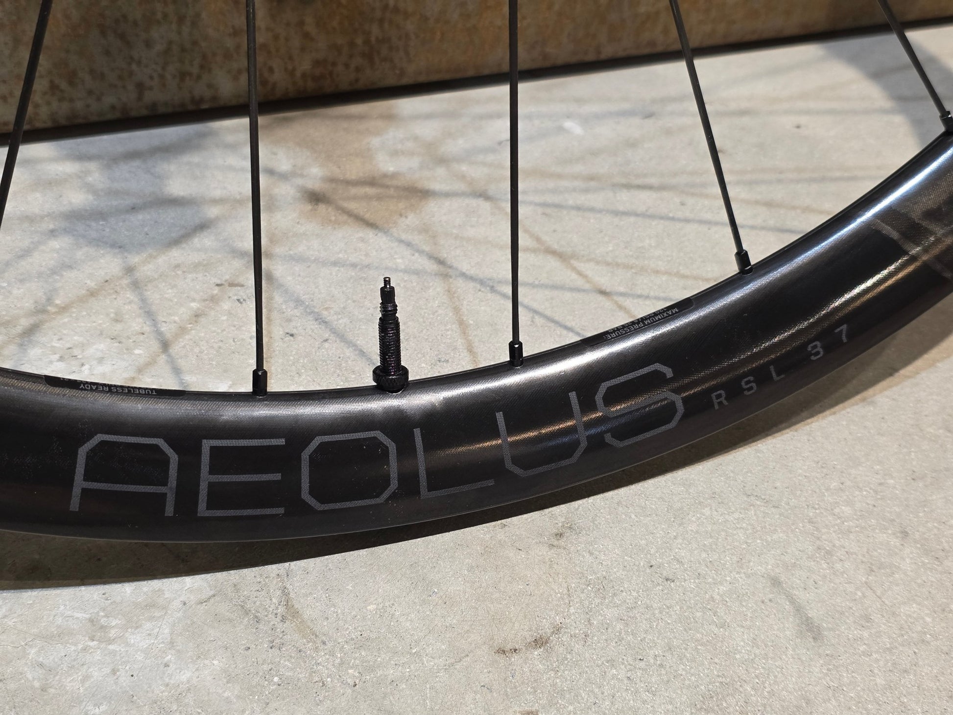 Laufrad/Laufradsatz von Bontrager, BONTRAGER AEOLUS RSL 37 TLR LAUFRADSATZ DISC vor USEDBIKES - OB.DE Hintergrund