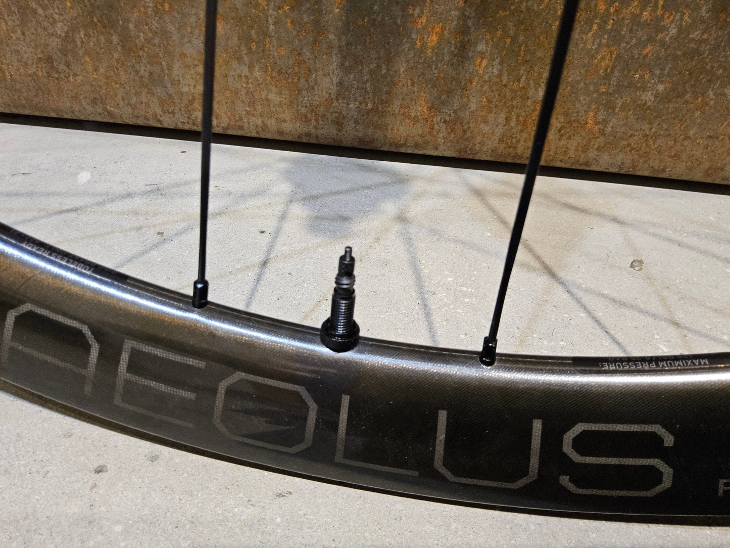 Laufrad/Laufradsatz von Bontrager, BONTRAGER AEOLUS RSL 37 TLR LAUFRADSATZ DISC vor USEDBIKES - OB.DE Hintergrund