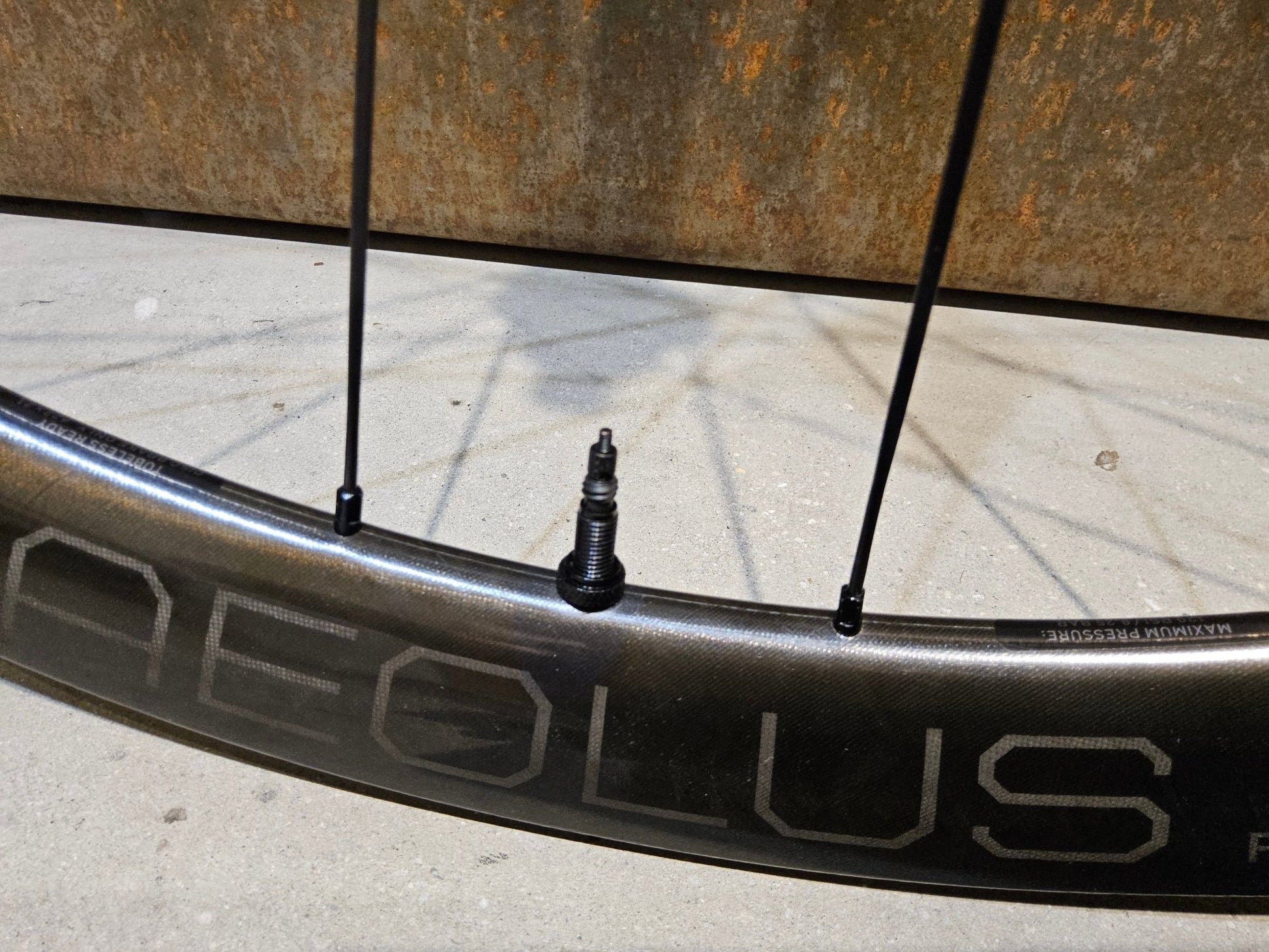 Laufrad/Laufradsatz von Bontrager, BONTRAGER AEOLUS RSL 37 TLR LAUFRADSATZ DISC vor USEDBIKES - OB.DE Hintergrund