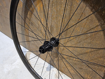Laufrad/Laufradsatz von Bontrager, BONTRAGER AEOLUS RSL 37 TLR LAUFRADSATZ DISC vor USEDBIKES - OB.DE Hintergrund
