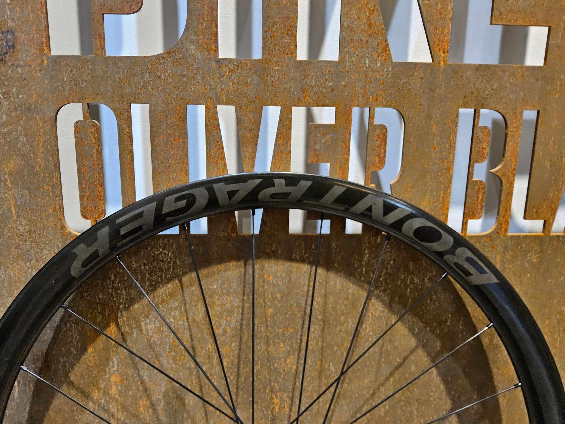 Laufrad/Laufradsatz von Bontrager, BONTRAGER AEOLUS RSL 37 TLR LAUFRADSATZ DISC vor USEDBIKES - OB.DE Hintergrund