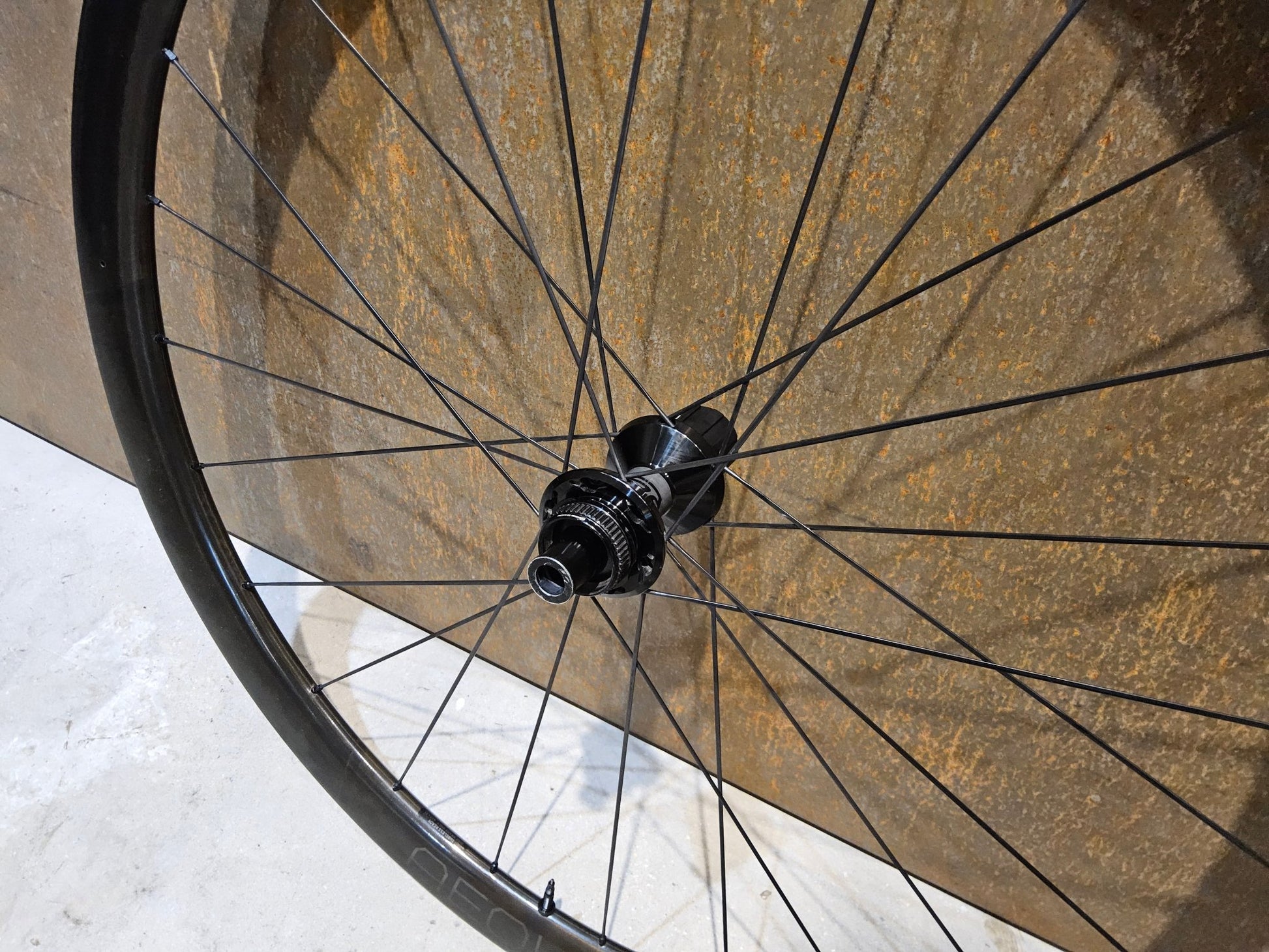 Laufrad/Laufradsatz von Bontrager, BONTRAGER AEOLUS RSL 37 TLR LAUFRADSATZ DISC vor USEDBIKES - OB.DE Hintergrund