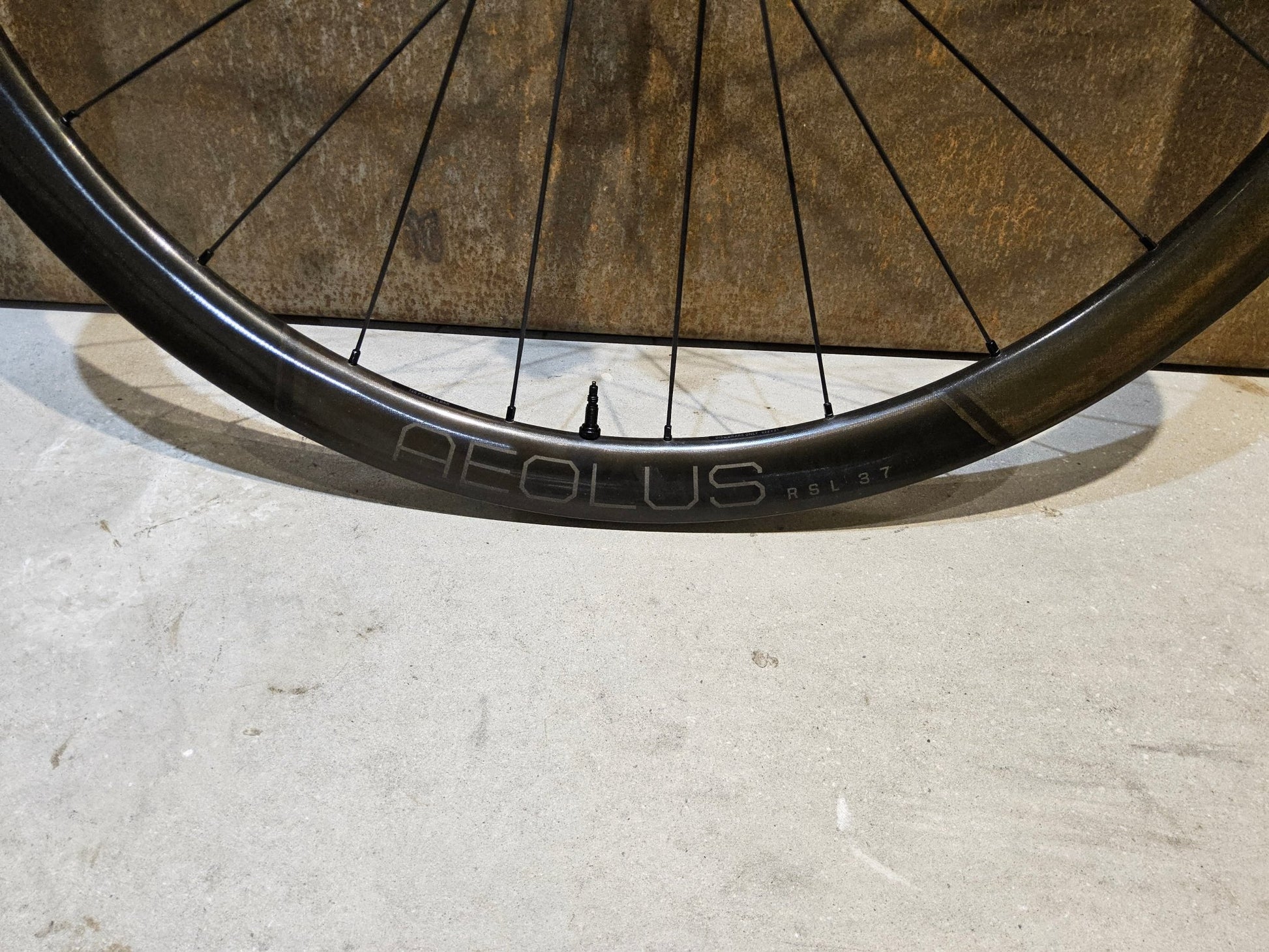 Laufrad/Laufradsatz von Bontrager, BONTRAGER AEOLUS RSL 37 TLR LAUFRADSATZ DISC vor USEDBIKES - OB.DE Hintergrund