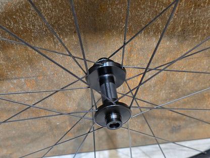 Laufrad/Laufradsatz von Bontrager, BONTRAGER AEOLUS RSL 37 TLR LAUFRADSATZ DISC vor USEDBIKES - OB.DE Hintergrund