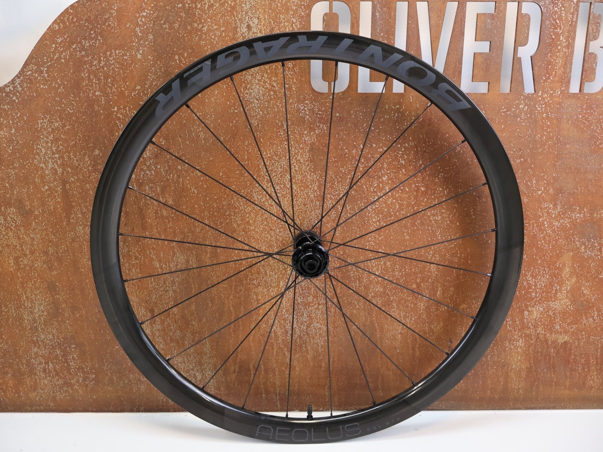 Laufrad/Laufradsatz von Bontrager, BONTRAGER AEOLUS RSL 37V CARBON LAUFRADSATZ / 25 MM INNENWEITE / DT 240 / XDR vor USEDBIKES - OB.DE Hintergrund