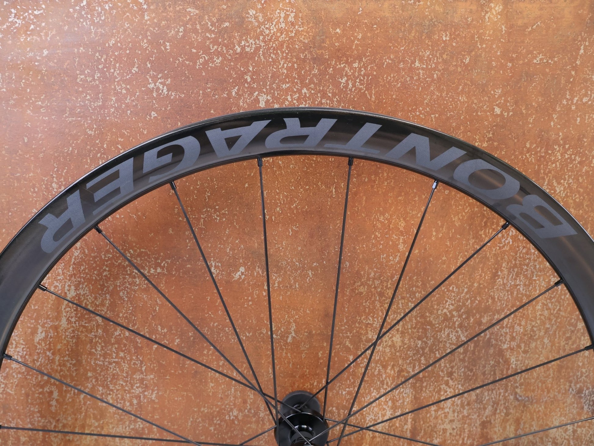 Laufrad/Laufradsatz von Bontrager, BONTRAGER AEOLUS RSL 37V CARBON LAUFRADSATZ / 25 MM INNENWEITE / DT 240 / XDR vor USEDBIKES - OB.DE Hintergrund