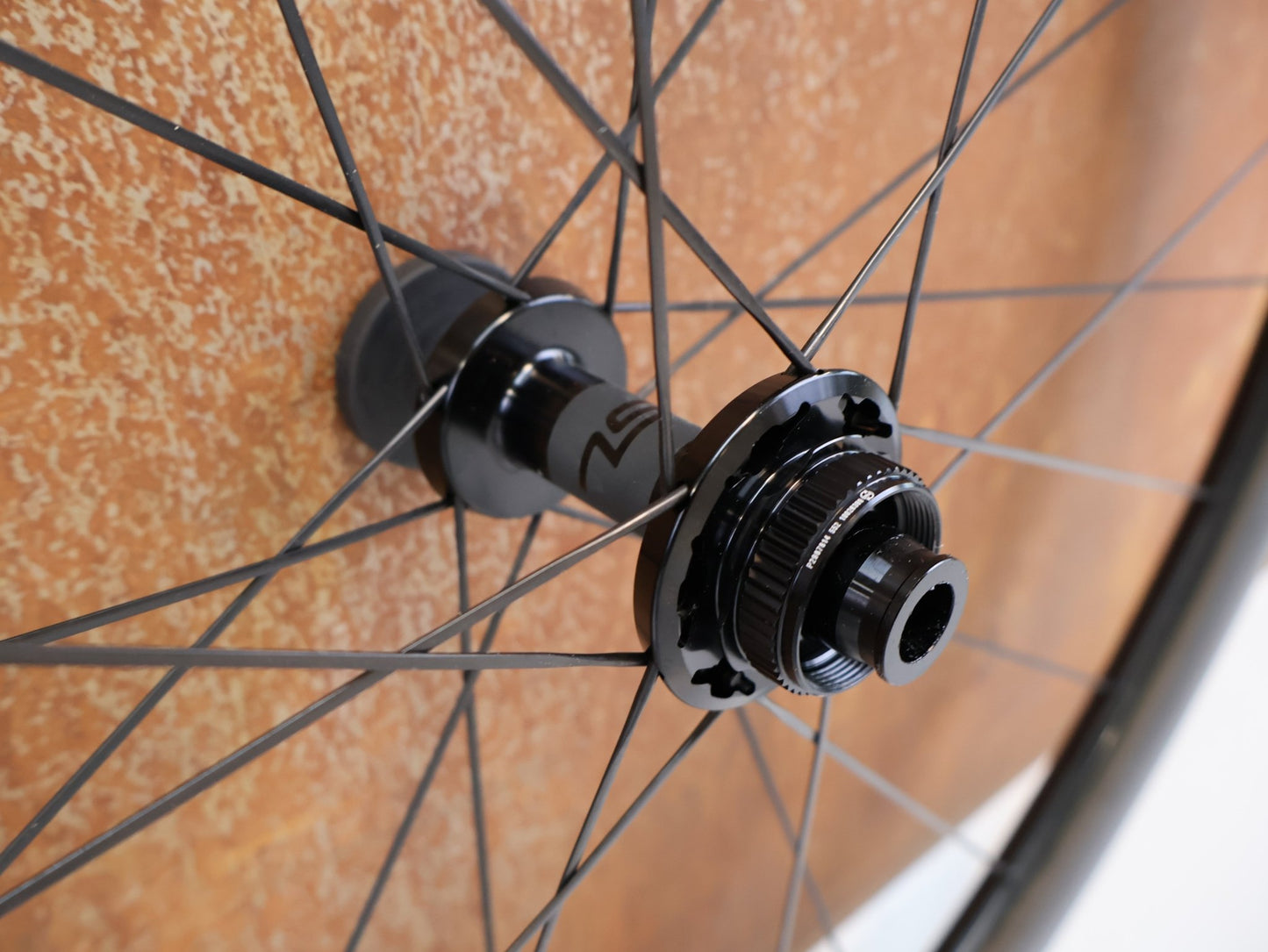 Laufrad/Laufradsatz von Bontrager, BONTRAGER AEOLUS RSL 37V CARBON LAUFRADSATZ / 25 MM INNENWEITE / DT 240 / XDR vor USEDBIKES - OB.DE Hintergrund
