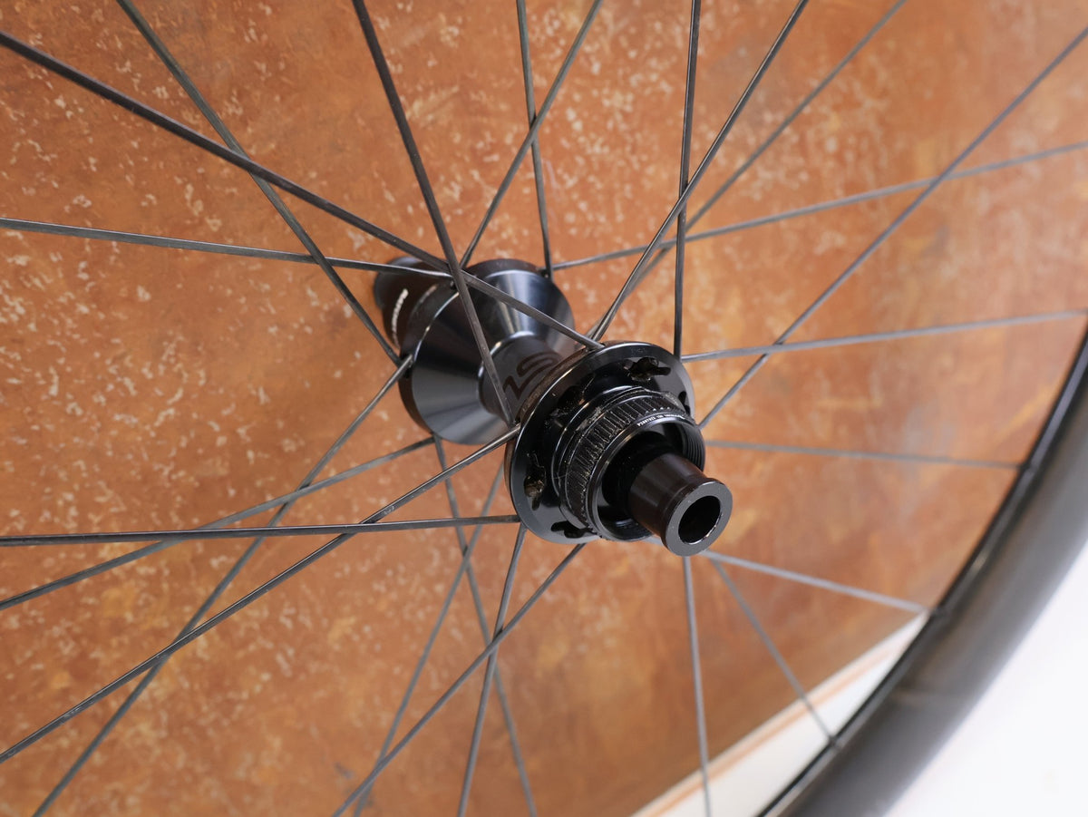Laufrad/Laufradsatz von Bontrager, Bontrager Aeolus RSL 51 TLR Carbon Laufradsats SRAM XDR vor USEDBIKES-OB.DE Hintergrund