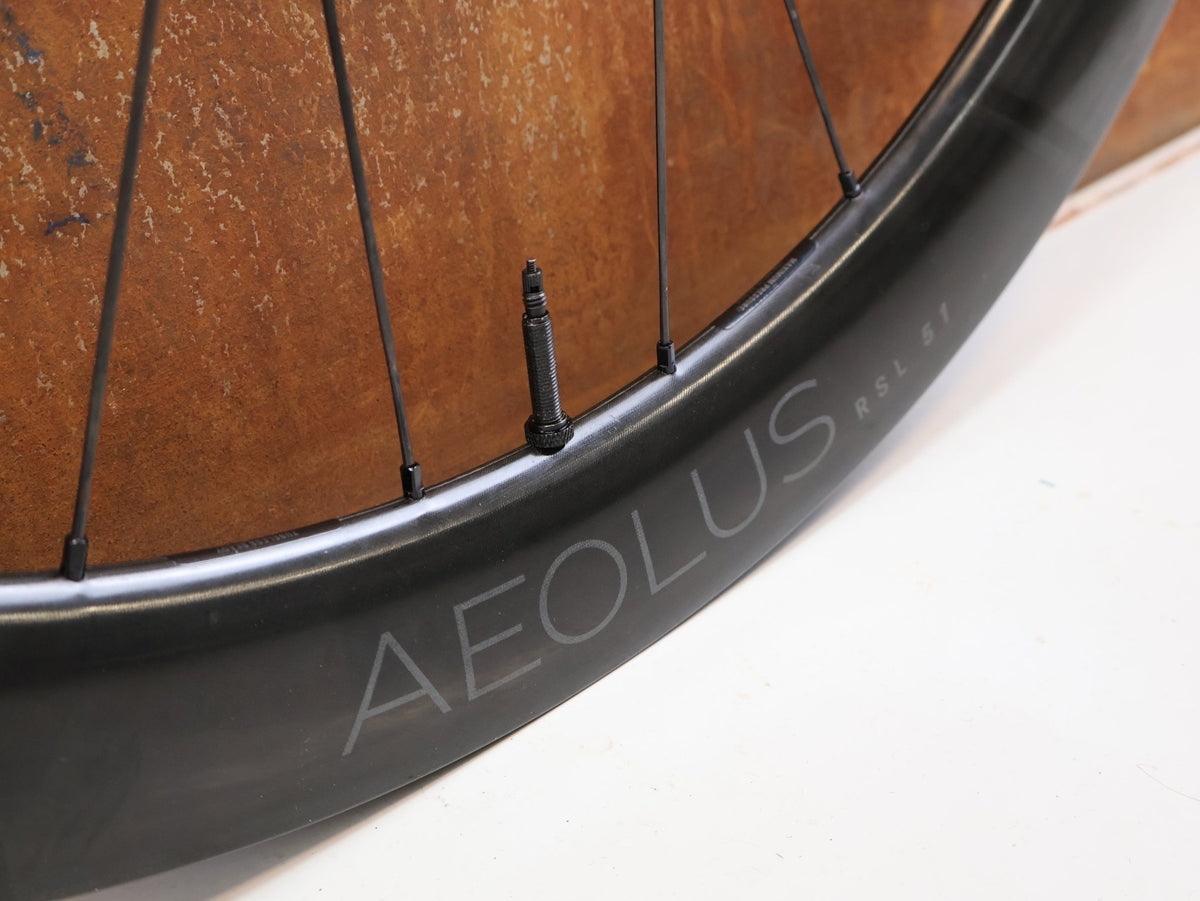 Laufrad/Laufradsatz von Bontrager, Bontrager Aeolus RSL 51 TLR Carbon Laufradsats SRAM XDR vor USEDBIKES-OB.DE Hintergrund