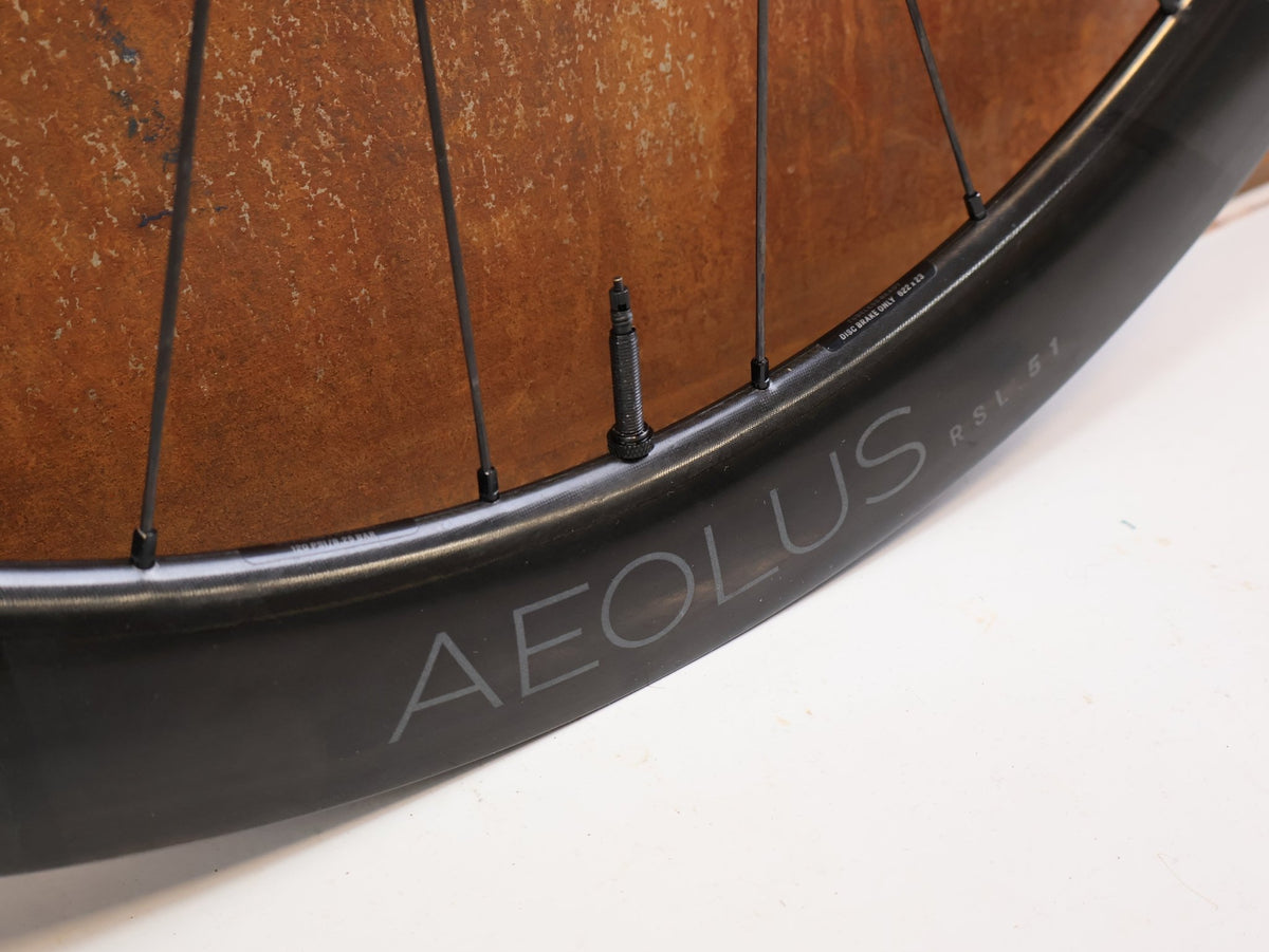 Laufrad/Laufradsatz von Bontrager, Bontrager Aeolus RSL 51 TLR Carbon Laufradsats SRAM XDR vor USEDBIKES-OB.DE Hintergrund
