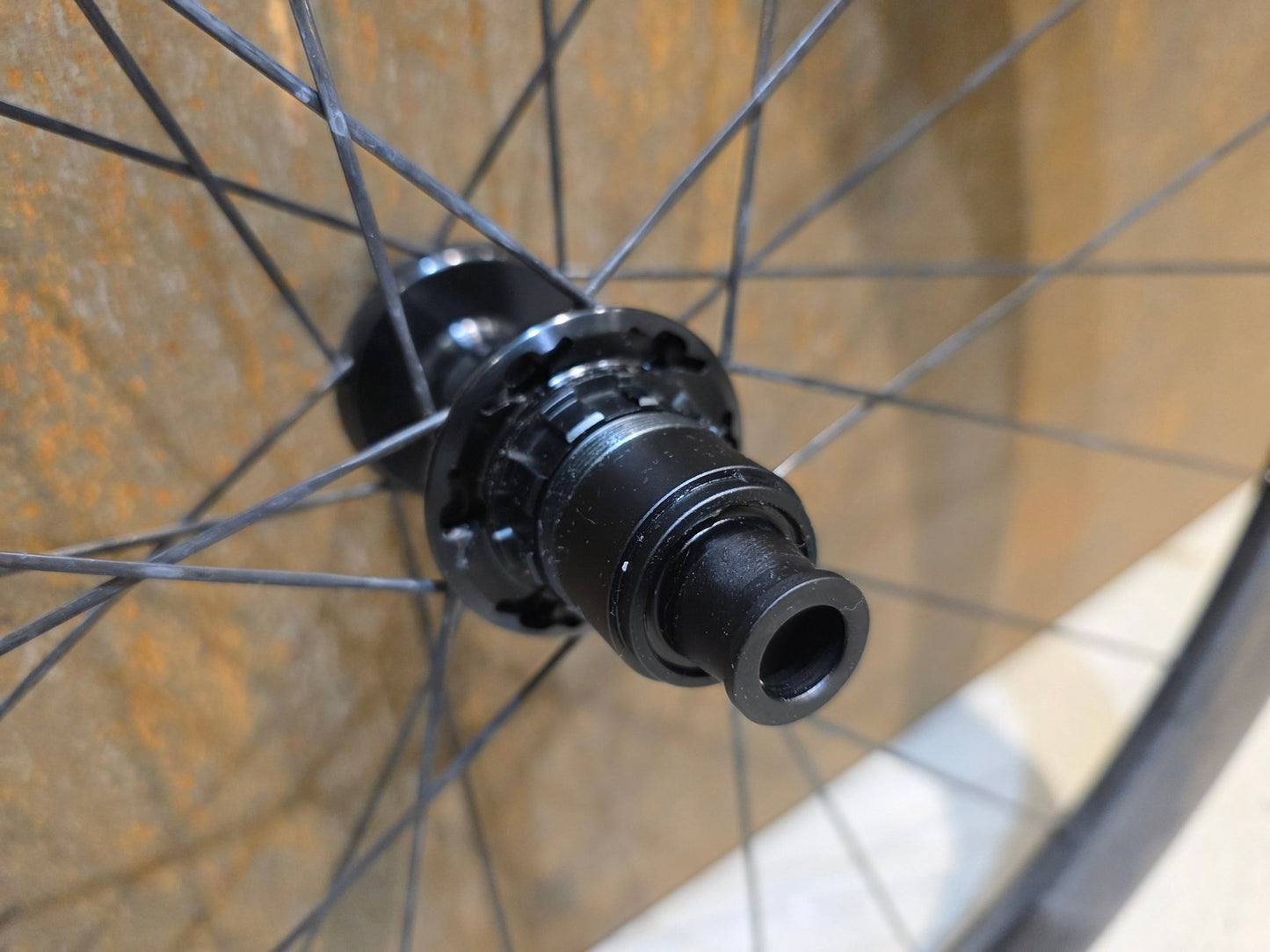 Laufrad/Laufradsatz von Bontrager, BONTRAGER AEOLUS RSL 51 TLR LAUFRADSATZ DISC in variant_title vor USEDBIKES - OB.DE Hintergrund