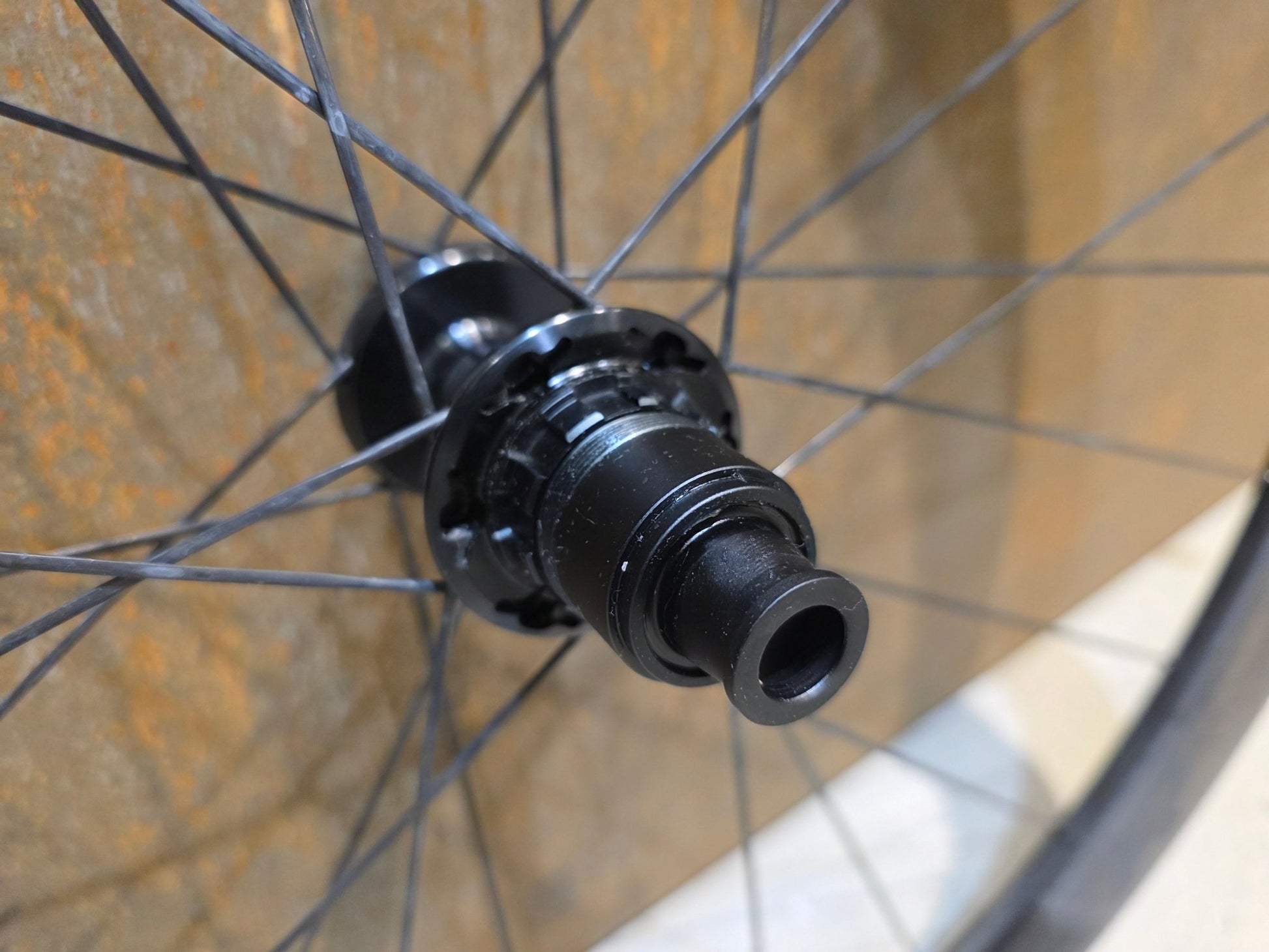 Laufrad/Laufradsatz von Bontrager, BONTRAGER AEOLUS RSL 51 TLR LAUFRADSATZ DISC in variant_title vor USEDBIKES - OB.DE Hintergrund