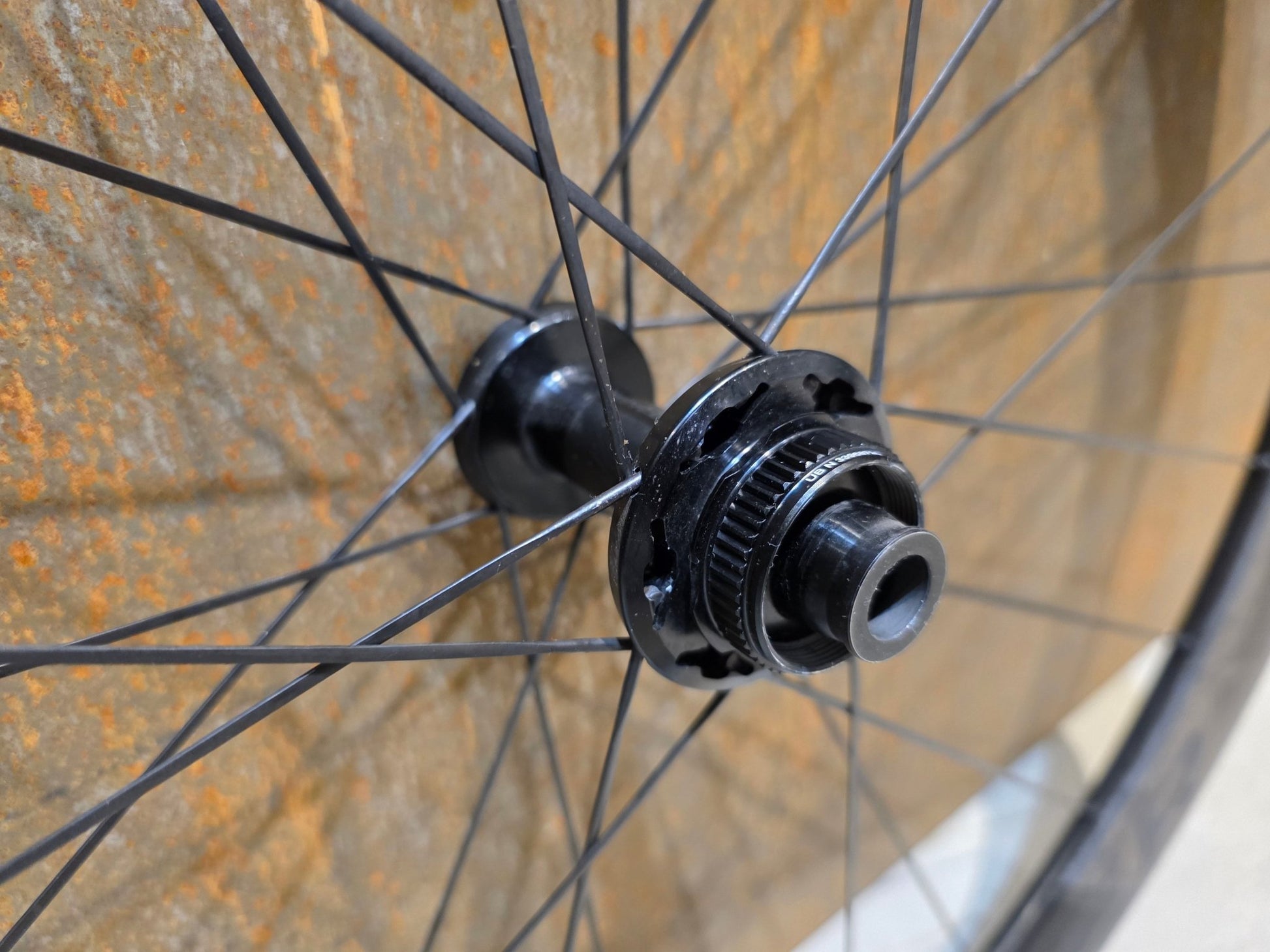 Laufrad/Laufradsatz von Bontrager, BONTRAGER AEOLUS RSL 51 TLR LAUFRADSATZ DISC in variant_title vor USEDBIKES - OB.DE Hintergrund
