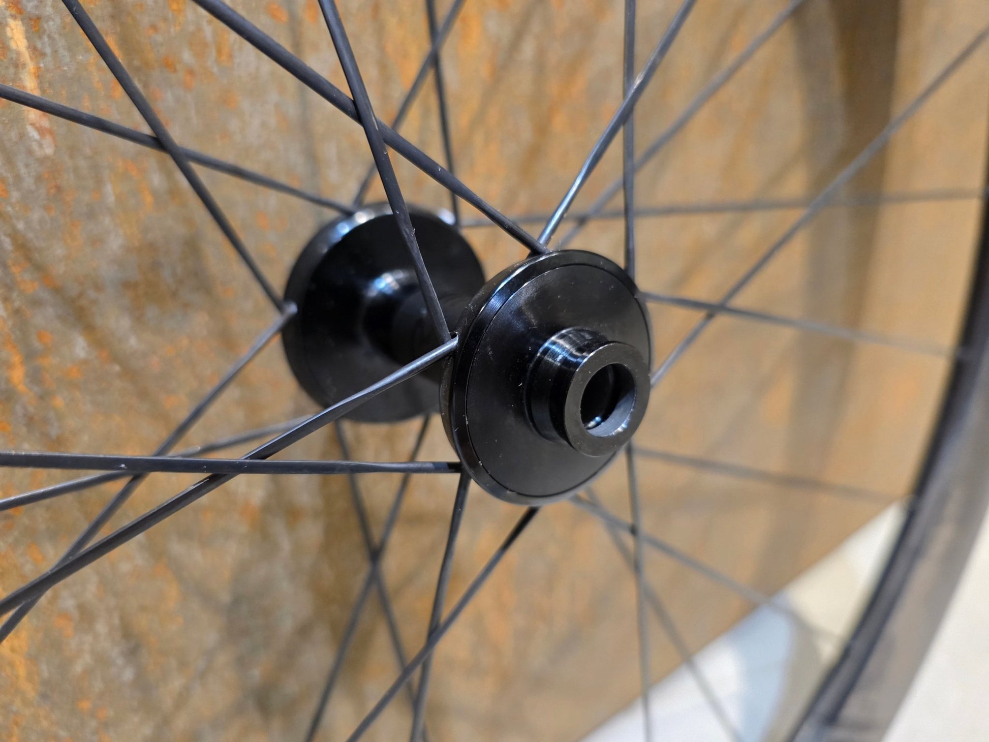 Laufrad/Laufradsatz von Bontrager, BONTRAGER AEOLUS RSL 51 TLR LAUFRADSATZ DISC in variant_title vor USEDBIKES - OB.DE Hintergrund