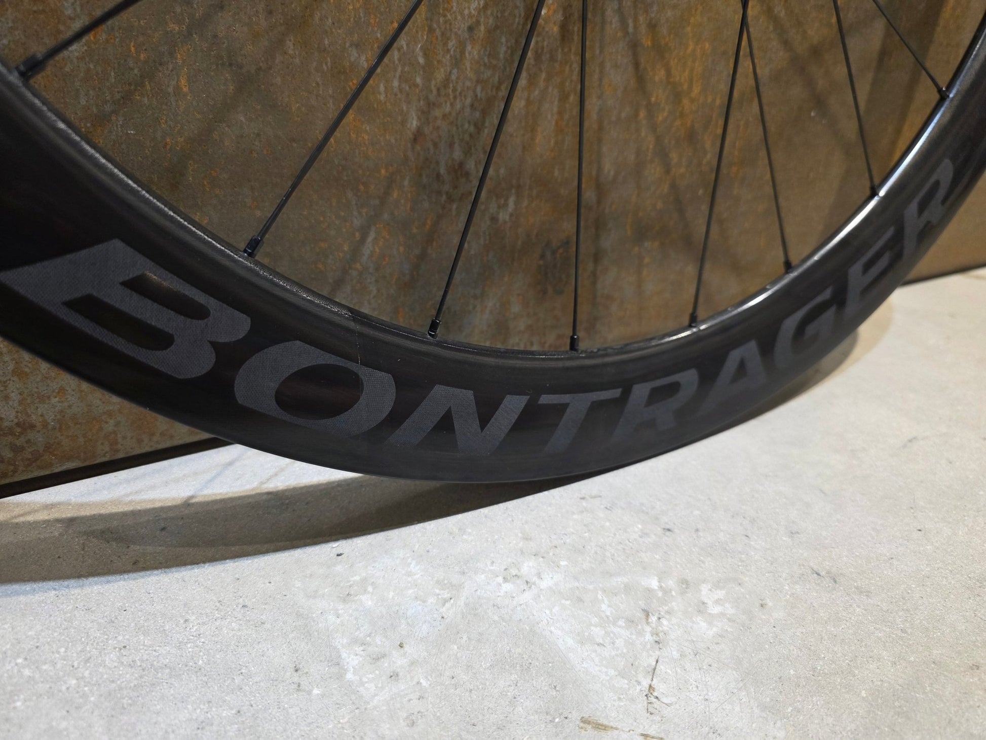 Laufrad/Laufradsatz von Bontrager, BONTRAGER AEOLUS RSL 51 TLR LAUFRADSATZ DISC in variant_title vor USEDBIKES - OB.DE Hintergrund