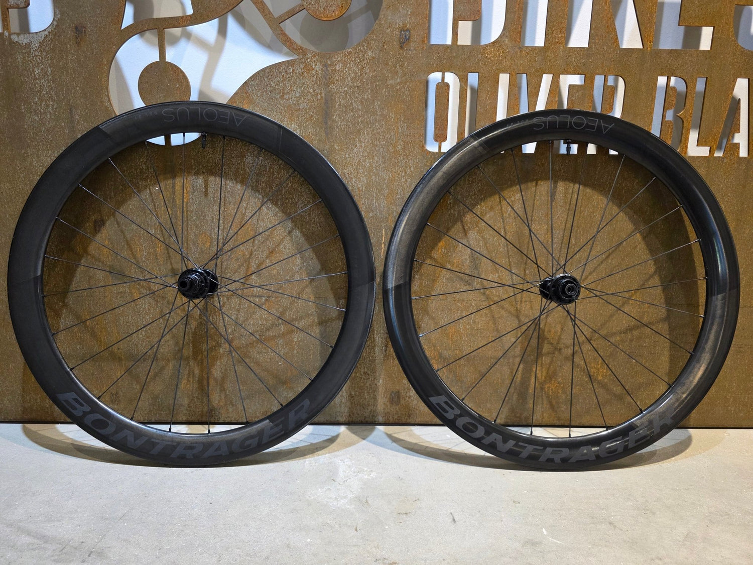 Laufrad/Laufradsatz von Bontrager, BONTRAGER AEOLUS RSL 51 TLR LAUFRADSATZ DISC in variant_title vor USEDBIKES - OB.DE Hintergrund