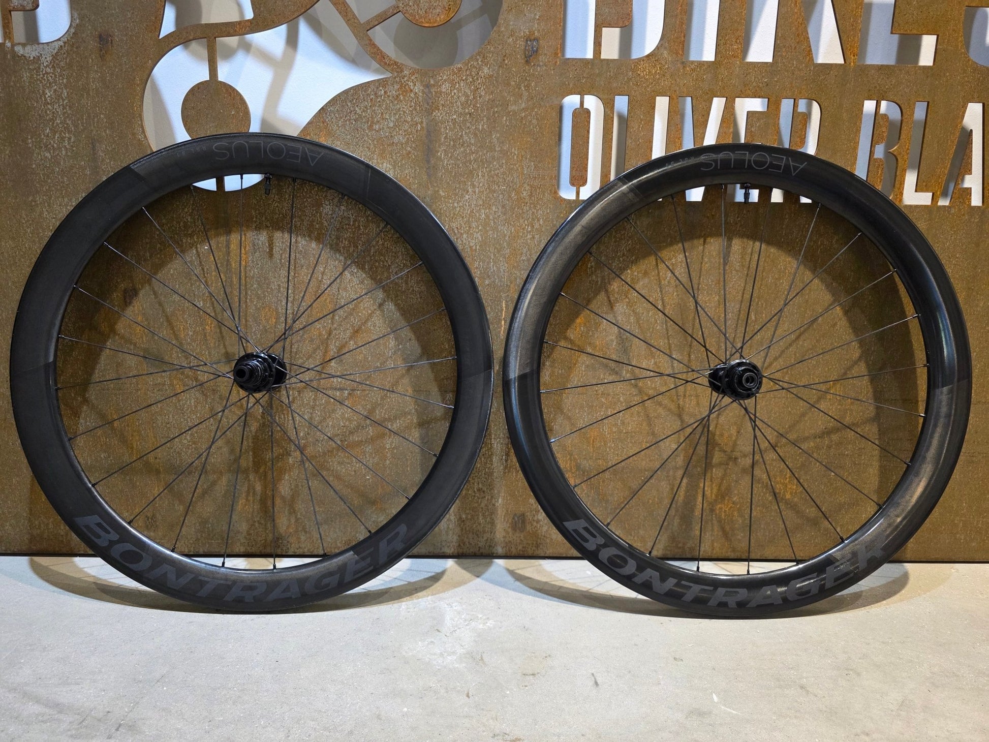 Laufrad/Laufradsatz von Bontrager, BONTRAGER AEOLUS RSL 51 TLR LAUFRADSATZ DISC in variant_title vor USEDBIKES - OB.DE Hintergrund