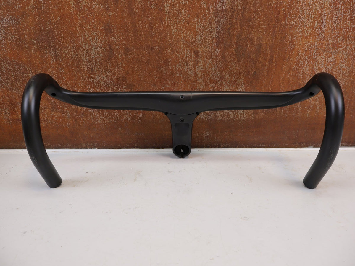 Lenker von Trek, Bontrager Aeolus RSL Carbon Lenker Vorbau Einheit 420mm x 100mm vor USEDBIKES-OB.DE Hintergrund