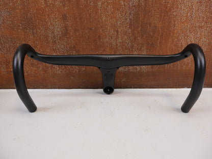 Lenker von Trek, Bontrager Aeolus RSL Carbon Lenker Vorbau Einheit 420mm x 100mm vor USEDBIKES-OB.DE Hintergrund
