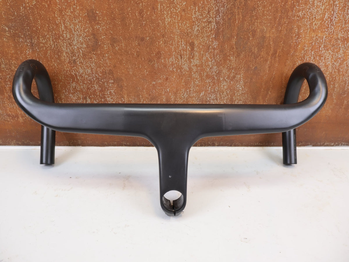 Lenker von Trek, Bontrager Aeolus RSL Carbon Lenker Vorbau Einheit 420mm x 100mm vor USEDBIKES-OB.DE Hintergrund