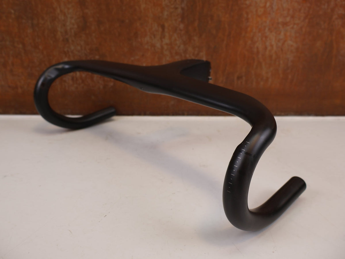 Lenker von Trek, Bontrager Aeolus RSL Carbon Lenker Vorbau Einheit 420mm x 100mm vor USEDBIKES-OB.DE Hintergrund