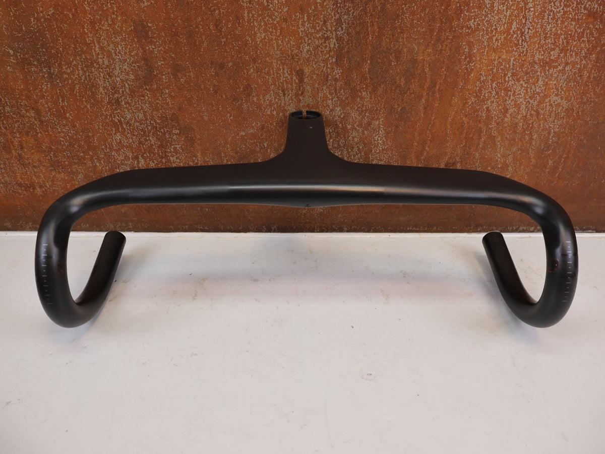 Lenker von Trek, Bontrager Aeolus RSL Carbon Lenker Vorbau Einheit 420mm x 100mm vor USEDBIKES-OB.DE Hintergrund