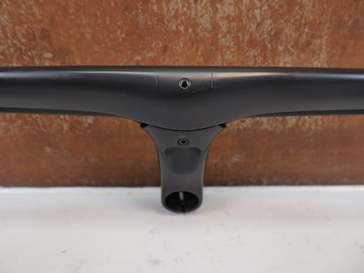 Lenker von Trek, Bontrager Aeolus RSL Carbon Lenker Vorbau Einheit 420mm x 100mm vor USEDBIKES-OB.DE Hintergrund