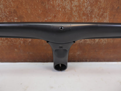 Lenker von Trek, Bontrager Aeolus RSL Carbon Lenker Vorbau Einheit 420mm x 100mm vor USEDBIKES-OB.DE Hintergrund