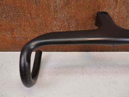 Lenker von Trek, Bontrager Aeolus RSL Carbon Lenker Vorbau Einheit 420mm x 100mm vor USEDBIKES-OB.DE Hintergrund