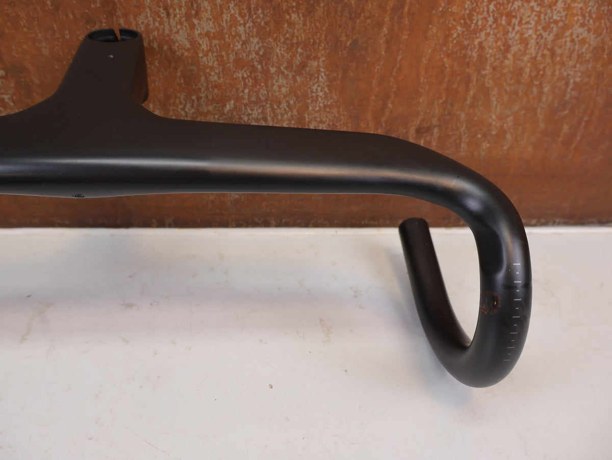 Lenker von Trek, Bontrager Aeolus RSL Carbon Lenker Vorbau Einheit 420mm x 100mm vor USEDBIKES-OB.DE Hintergrund