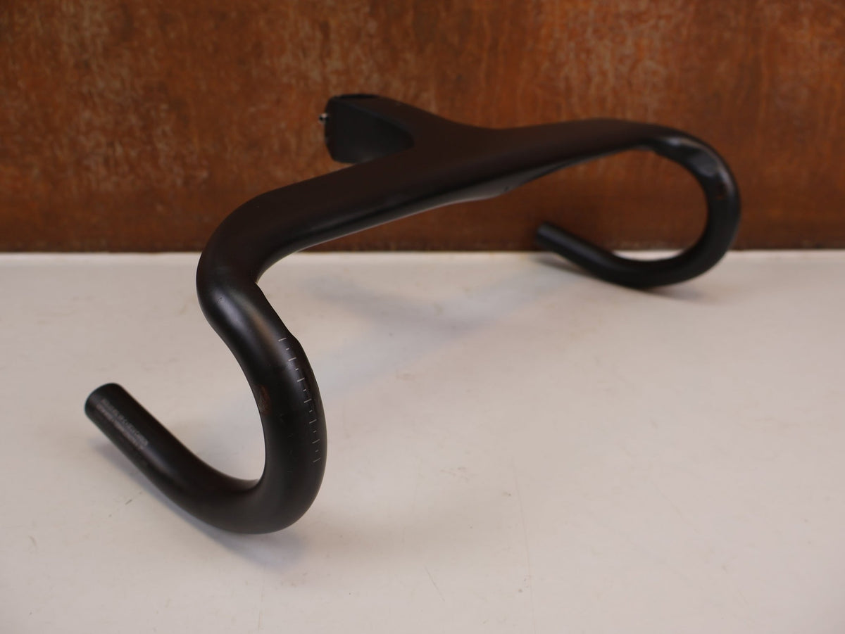 Lenker von Trek, Bontrager Aeolus RSL Carbon Lenker Vorbau Einheit 420mm x 100mm vor USEDBIKES-OB.DE Hintergrund