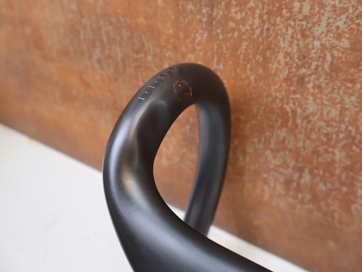 Lenker von Trek, Bontrager Aeolus RSL Carbon Lenker Vorbau Einheit 420mm x 100mm vor USEDBIKES-OB.DE Hintergrund