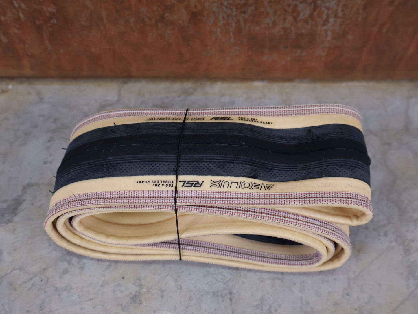 Reifen von Bontrager, BONTRAGER AEOLUS RSL TLR RENNRADREIFEN 700C X 28MM BLACK / TAN WALL vor USEDBIKES - OB.DE Hintergrund