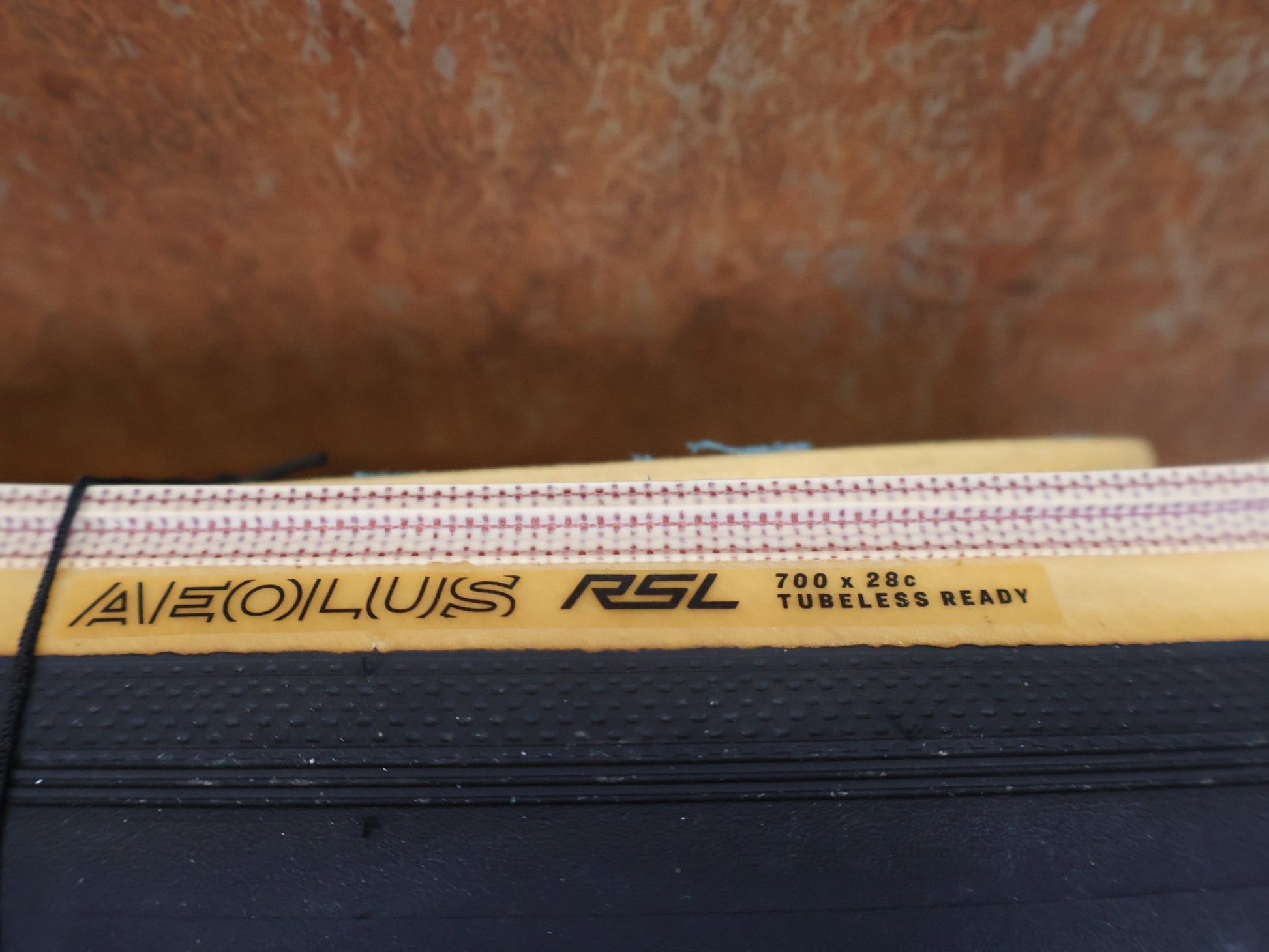 Reifen von Bontrager, BONTRAGER AEOLUS RSL TLR RENNRADREIFEN 700C X 28MM BLACK / TAN WALL vor USEDBIKES - OB.DE Hintergrund