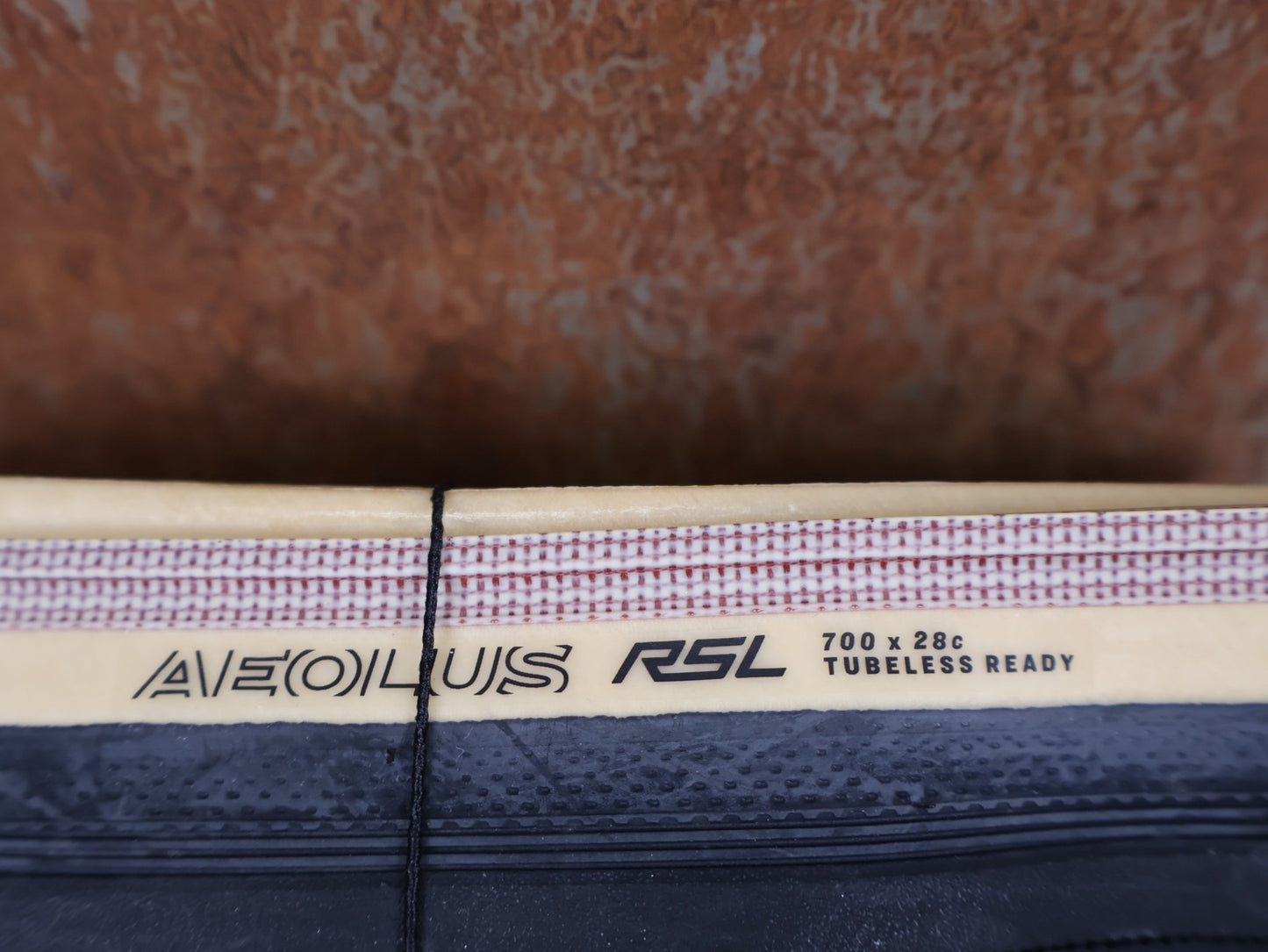 Reifen von Bontrager, BONTRAGER AEOLUS RSL TLR RENNRADREIFEN 700C X 28MM BLACK / TAN WALL vor USEDBIKES - OB.DE Hintergrund