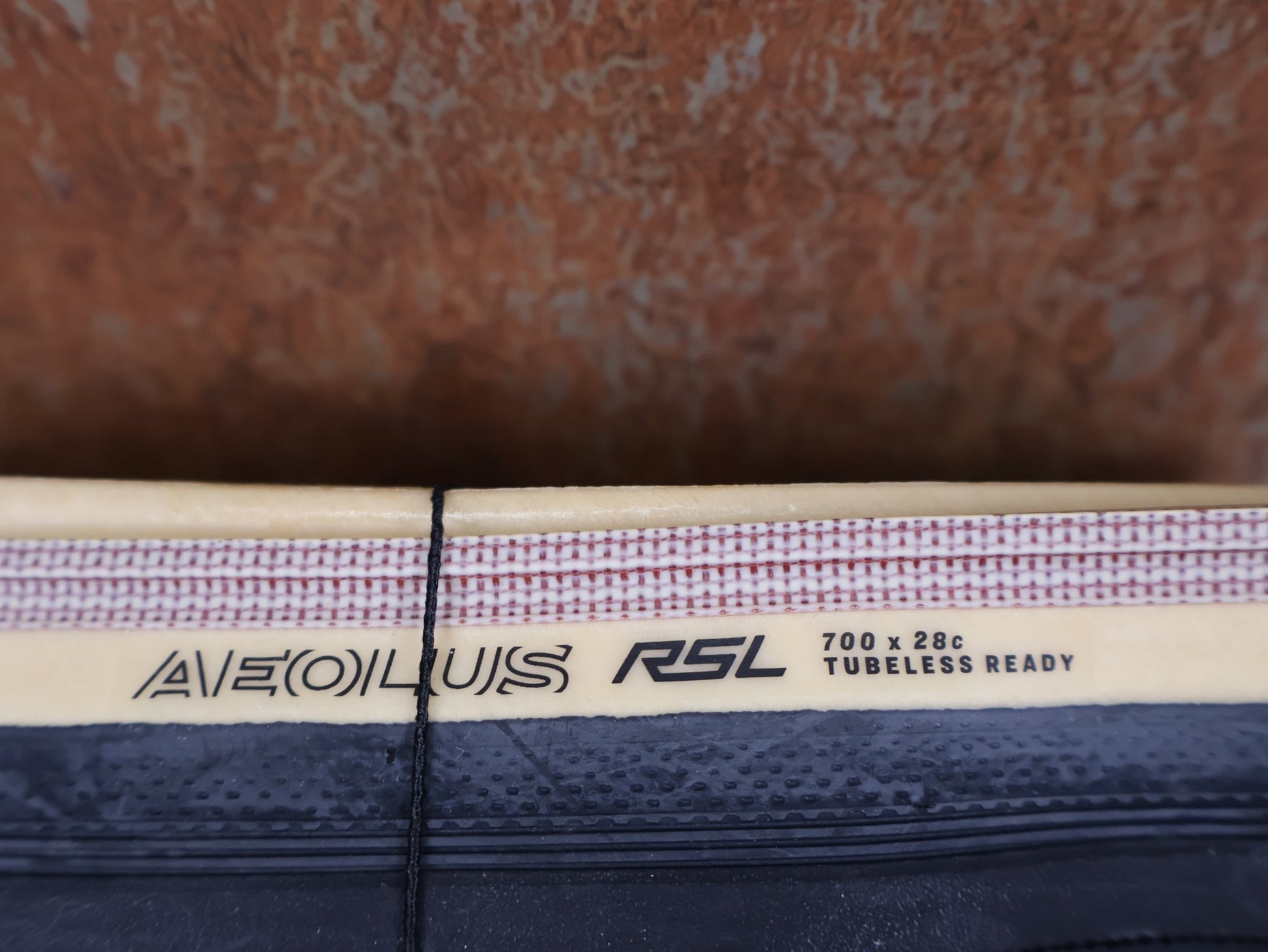 Reifen von Bontrager, BONTRAGER AEOLUS RSL TLR RENNRADREIFEN 700C X 28MM BLACK / TAN WALL vor USEDBIKES - OB.DE Hintergrund