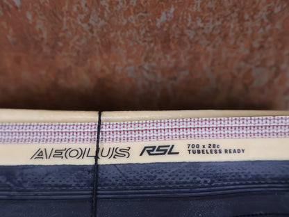 Reifen von Bontrager, BONTRAGER AEOLUS RSL TLR RENNRADREIFEN 700C X 28MM BLACK / TAN WALL vor USEDBIKES - OB.DE Hintergrund