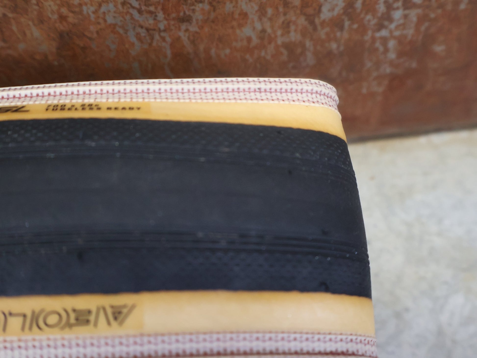 Reifen von Bontrager, BONTRAGER AEOLUS RSL TLR RENNRADREIFEN 700C X 28MM BLACK / TAN WALL vor USEDBIKES - OB.DE Hintergrund