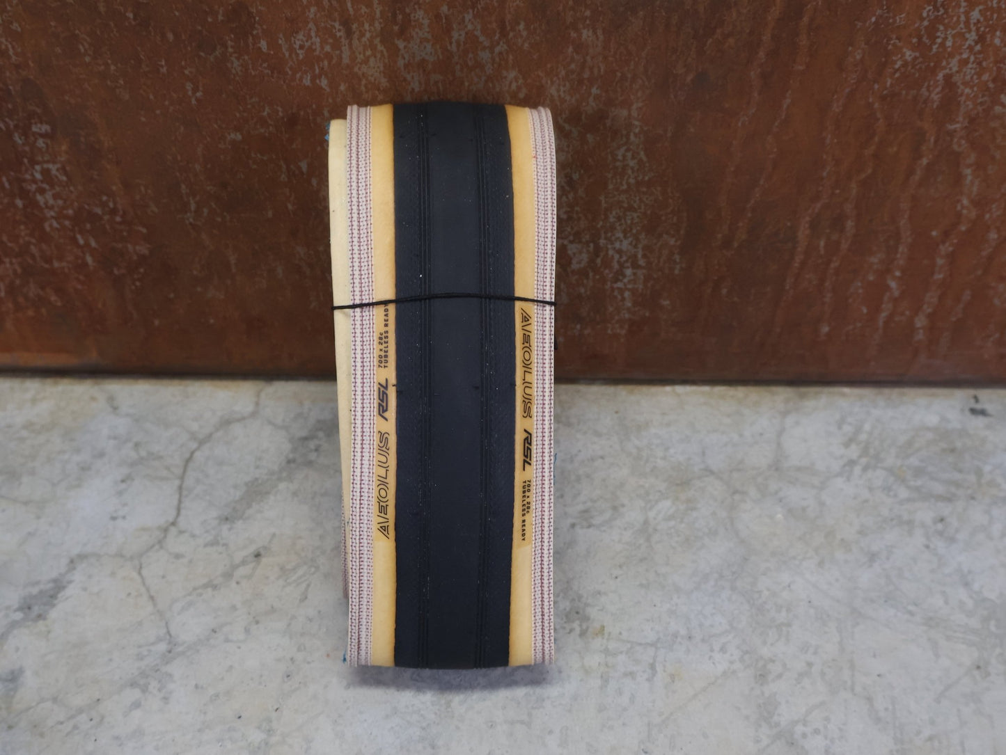 Reifen von Bontrager, BONTRAGER AEOLUS RSL TLR RENNRADREIFEN 700C X 28MM BLACK / TAN WALL vor USEDBIKES - OB.DE Hintergrund