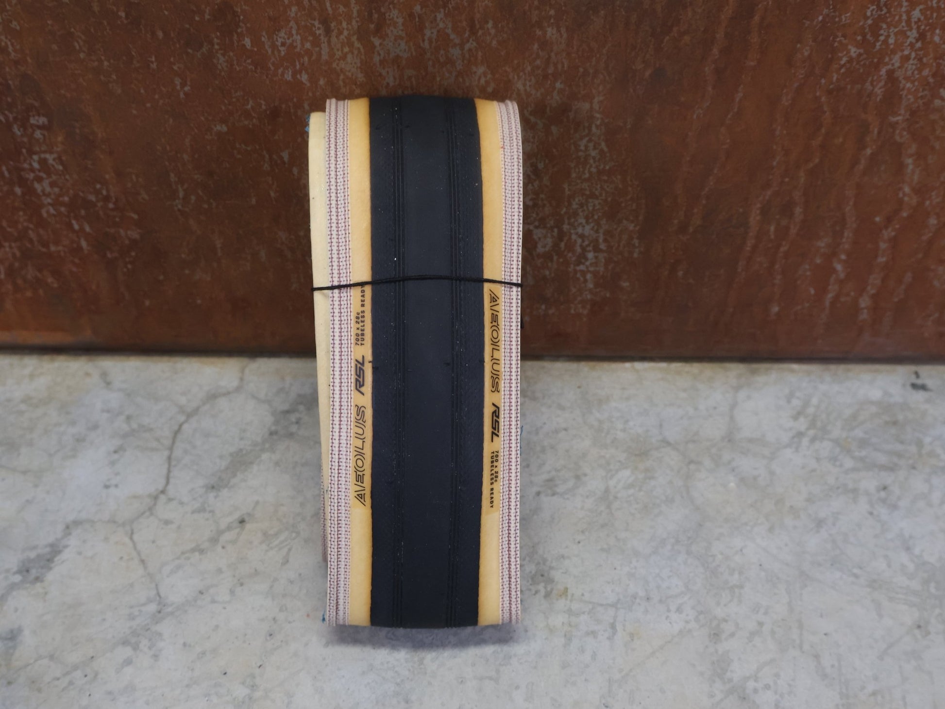 Reifen von Bontrager, BONTRAGER AEOLUS RSL TLR RENNRADREIFEN 700C X 28MM BLACK / TAN WALL vor USEDBIKES - OB.DE Hintergrund