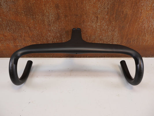 Lenker von Trek, BONTRAGER AEOLUS RSL VR C CARBON COCKPIT 400MM X 110MM vor USEDBIKES-OB.DE Hintergrund