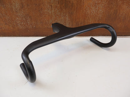 Lenker von Trek, BONTRAGER AEOLUS RSL VR C CARBON COCKPIT 420MM X 110MM vor USEDBIKES-OB.DE Hintergrund