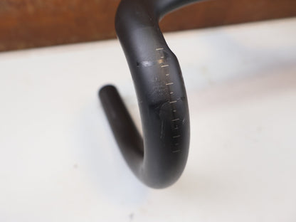 Lenker von Trek, BONTRAGER AEOLUS RSL VR C CARBON COCKPIT 420MM X 110MM vor USEDBIKES-OB.DE Hintergrund