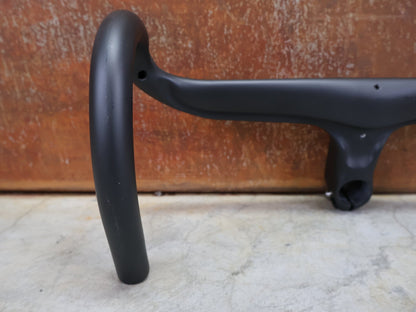 Lenker von Trek, BONTRAGER AEOLUS RSL VR - C – LENKER/VORBAU 380/380 × 80 MM – OCLV CARBON / AERO / INTEGRIERT vor USEDBIKES - OB.DE Hintergrund